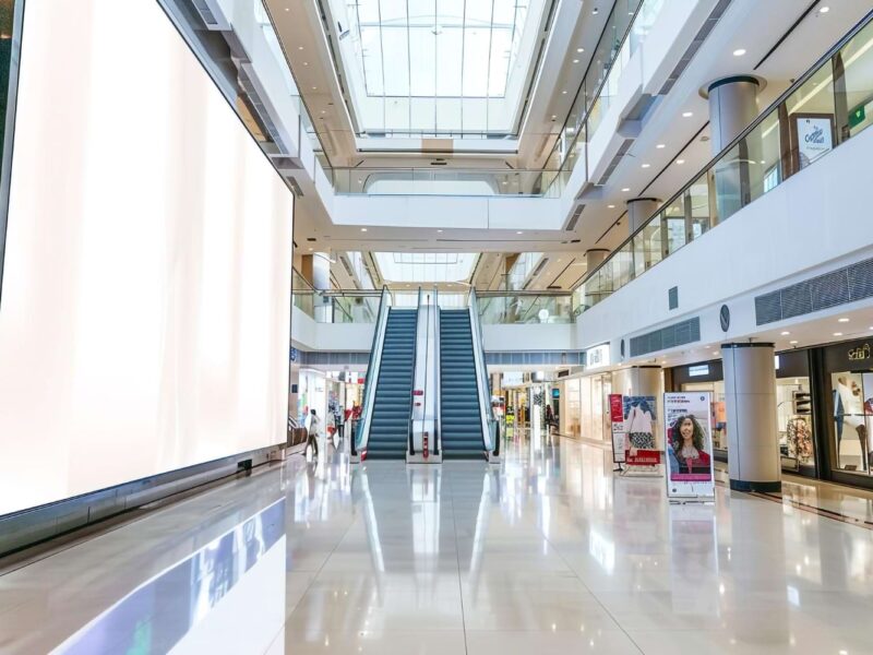 wzrost powierzchni handlowych w biurowcach